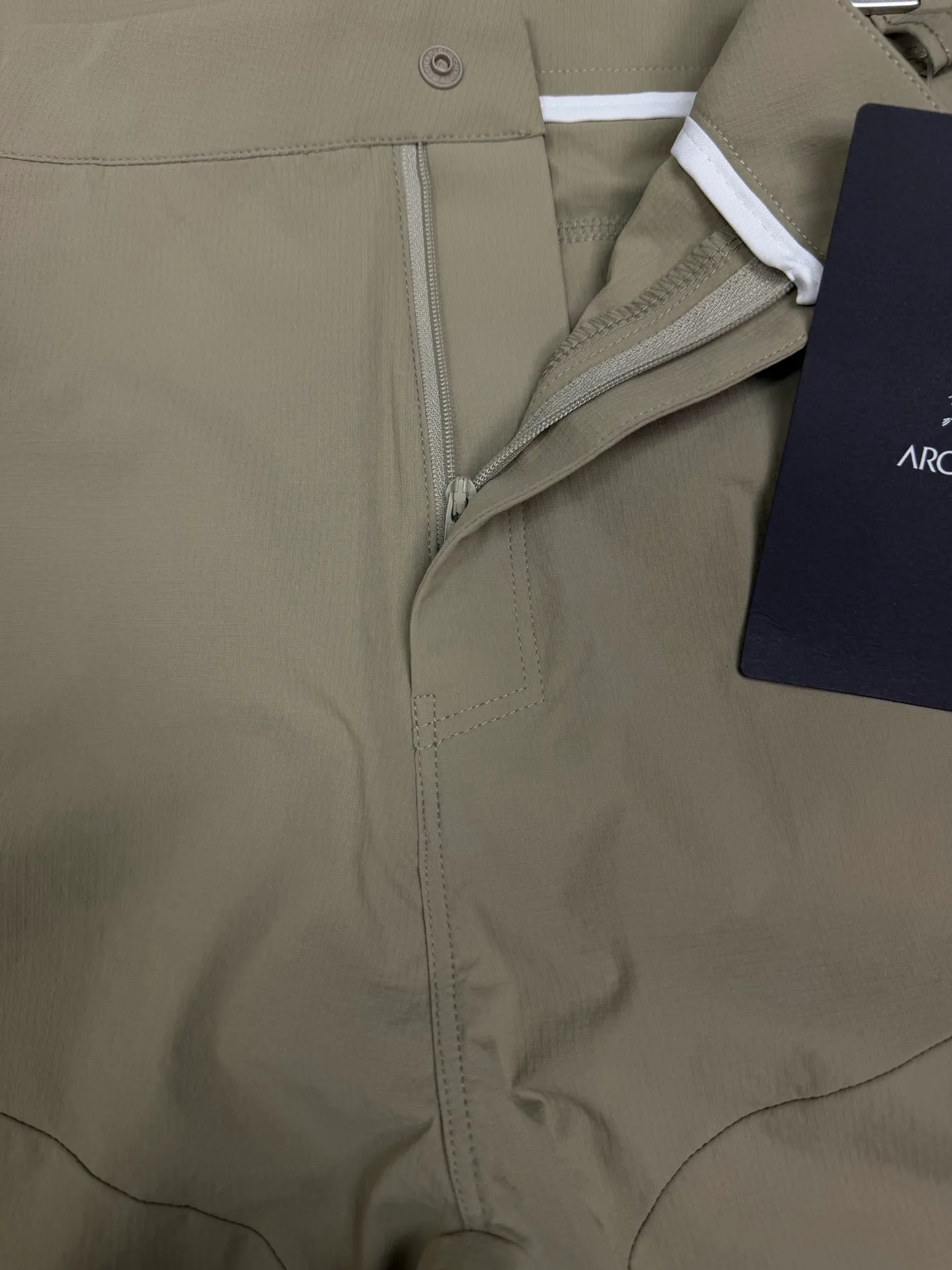 2026New Arrival logo Same Style Quality😘😘 ，Wear-Resistant、 、Breathable、 、 ， 🉑️ ！ Versatile 👍 ：Black、Khaki 、Light Gray Size：M-4XL